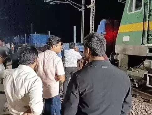 ट्रैक से उत्तर बेपटरी हुई मालगाड़ी- दिल्ली हावड़ा रूट पूरी तरह से.. ट्रैक से उत्तर बेपटरी हुई मालगाड़ी- दिल्ली हावड़ा रूट पूरी तरह से..