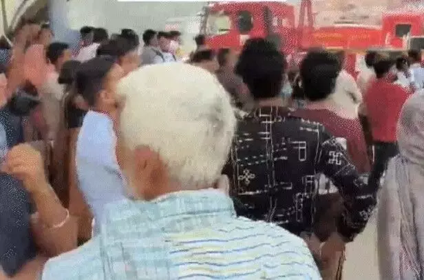 बहुमंजिला बिल्डिंग के खिड़की के छज्जे पर चढ़े व्यक्ति ने मचाया हड़कंप बहुमंजिला बिल्डिंग के खिड़की के छज्जे पर चढ़े व्यक्ति ने मचाया हड़कंप