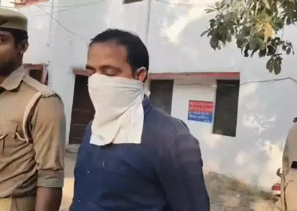 रिश्वत लेते रंगे हाथ पकड़ा गया पीडब्ल्यूडी का JE मुंह ढककर निकला रिश्वत लेते रंगे हाथ पकड़ा गया पीडब्ल्यूडी का JE मुंह ढककर निकला
