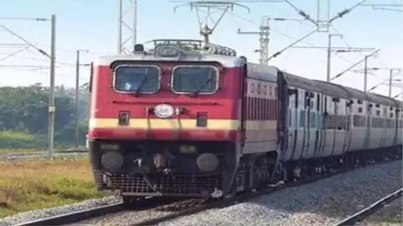 एक्सप्रेस के कोच में अकेली महिला से चाकू की नोक पर रेप- मोबाइल पैसे... एक्सप्रेस के कोच में अकेली महिला से चाकू की नोक पर रेप- मोबाइल पैसे...