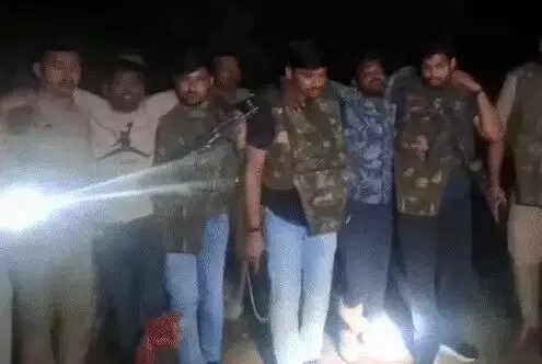 साथियों के पैर में गोली लगते ही हिम्मत दे गई जवाब-बदमाश ने किया सरेंडर साथियों के पैर में गोली लगते ही हिम्मत दे गई जवाब-बदमाश ने किया सरेंडर