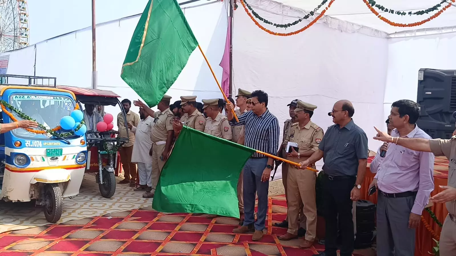 डीएम SSP ने रुट निर्धारण कर ई रिक्शा हरी झंडी दिखाकर की रवाना डीएम SSP ने रुट निर्धारण कर ई रिक्शा हरी झंडी दिखाकर की रवाना