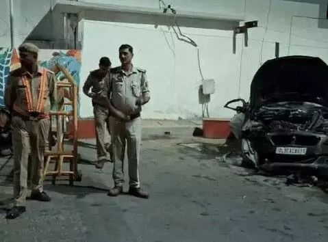 हवा में उडी कार डिवाइडर से टकराकर पलटी- नगर आयुक्त आवास के पास..