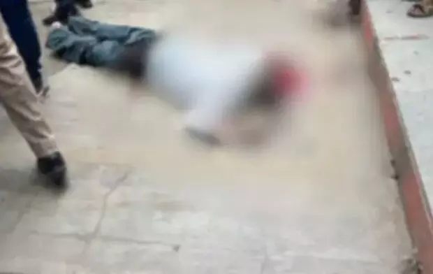 कोर्ट की बिल्डिंग पर चढ़े बुजुर्ग ने लगाई नीचे छलांग-जेब से मिला पर्चा