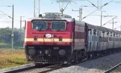 एक्सप्रेस के कोच में अकेली महिला से चाकू की नोक पर रेप- मोबाइल पैसे...