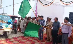 डीएम SSP ने रुट निर्धारण कर ई रिक्शा हरी झंडी दिखाकर की रवाना डीएम SSP ने रुट निर्धारण कर ई रिक्शा हरी झंडी दिखाकर की रवाना
