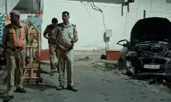 हवा में उडी कार डिवाइडर से टकराकर पलटी- नगर आयुक्त आवास के पास..