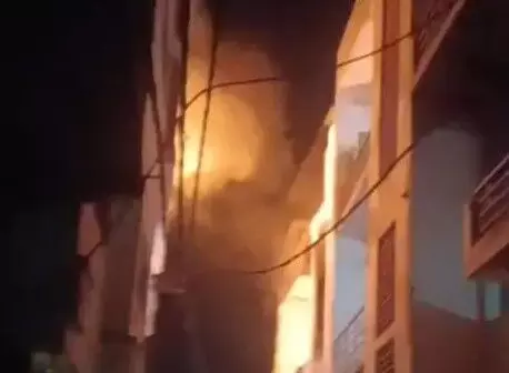 3 मंजिला कपड़ा प्रिंटिंग फैक्ट्री में लगी आग- अंदर काम कर रहे थे मजदूर 3 मंजिला कपड़ा प्रिंटिंग फैक्ट्री में लगी आग- अंदर काम कर रहे थे मजदूर