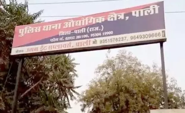 प्रतियोगी परीक्षा की तैयारी कर रही युवती तीसरी मंजिल से नीचे गिरी प्रतियोगी परीक्षा की तैयारी कर रही युवती तीसरी मंजिल से नीचे गिरी
