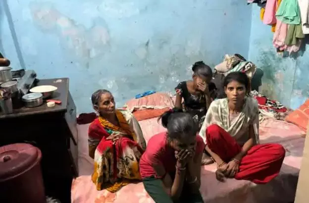बिस्तर पर मोबाइल चला रहे 13 साल के बच्चे की जिंदगी पर मौत का झपट्टा बिस्तर पर मोबाइल चला रहे 13 साल के बच्चे की जिंदगी पर मौत का झपट्टा