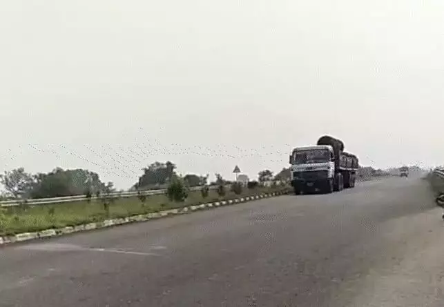 ट्रक की टक्कर के बाद ट्रैक्टर पर उछलकर गिरी ट्रॉली- तीन किसानों की मौत ट्रक की टक्कर के बाद ट्रैक्टर पर उछलकर गिरी ट्रॉली- तीन किसानों की मौत