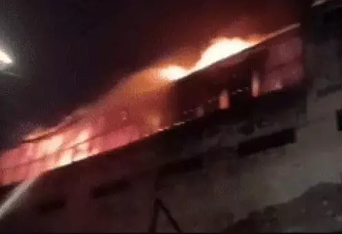 अगरबत्ती फैक्ट्री में लगी आग में तीसरा फ्लोर जलकर खाक- आसपास की..... अगरबत्ती फैक्ट्री में लगी आग में तीसरा फ्लोर जलकर खाक- आसपास की.....