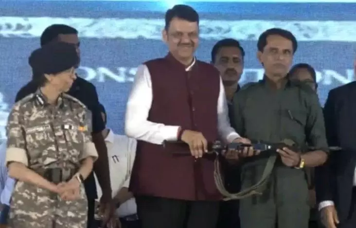 60 नक्सलियों के साथ कमांडर ने मुख्यमंत्री के सामने डाल दिए हथियार 60 नक्सलियों के साथ कमांडर ने मुख्यमंत्री के सामने डाल दिए हथियार