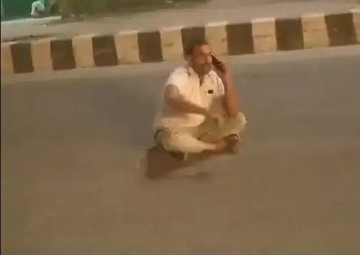 सिपाही ने सड़क पर काटा खडदू- बीच सड़क बैठ की मोबाइल पर बात सिपाही ने सड़क पर काटा खडदू- बीच सड़क बैठ की मोबाइल पर बात