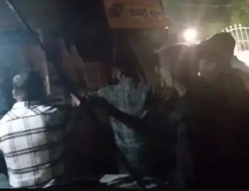 डग्गामारी के लिए घमासान- बस संचालकों में चले लाठी डंडे- यात्रियों.... डग्गामारी के लिए घमासान- बस संचालकों में चले लाठी डंडे- यात्रियों....