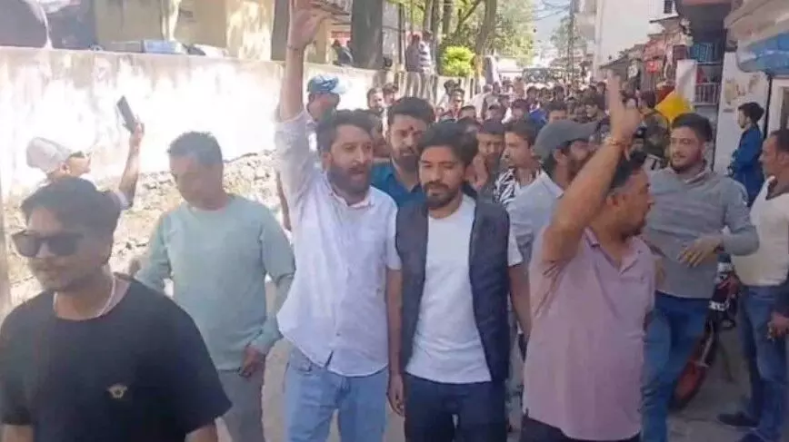रोटी पर थूकने का वीडियो वायरल- प्रदर्शन कर बाजार कराया बंद रोटी पर थूकने का वीडियो वायरल- प्रदर्शन कर बाजार कराया बंद