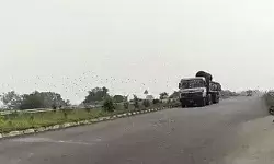 ट्रक की टक्कर के बाद ट्रैक्टर पर उछलकर गिरी ट्रॉली- तीन किसानों की मौत ट्रक की टक्कर के बाद ट्रैक्टर पर उछलकर गिरी ट्रॉली- तीन किसानों की मौत