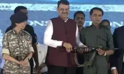 60 नक्सलियों के साथ कमांडर ने मुख्यमंत्री के सामने डाल दिए हथियार 60 नक्सलियों के साथ कमांडर ने मुख्यमंत्री के सामने डाल दिए हथियार