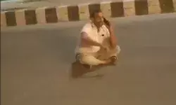 सिपाही ने सड़क पर काटा खडदू- बीच सड़क बैठ की मोबाइल पर बात सिपाही ने सड़क पर काटा खडदू- बीच सड़क बैठ की मोबाइल पर बात