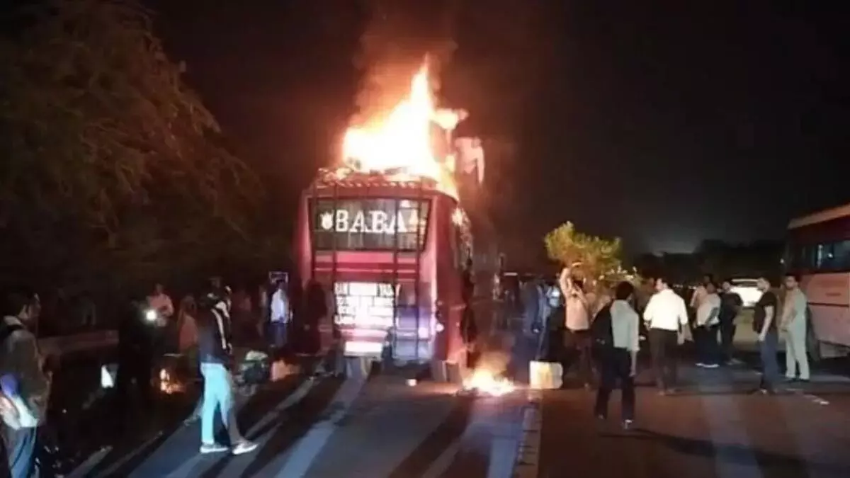 हाइवे पर चलती बस में लगी आग - 50 यात्री बाल-बाल बचे हाइवे पर चलती बस में लगी आग - 50 यात्री बाल-बाल बचे