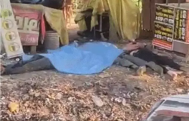 टायर फटने के बाद बेकाबू एंबुलेंस पलटी- मरीज व महिला समेत 4 की मौत टायर फटने के बाद बेकाबू एंबुलेंस पलटी- मरीज व महिला समेत 4 की मौत