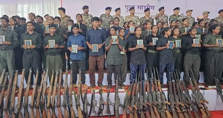 लाल आतंक पर कड़ा प्रहार- सेना के सामने नक्सलियों ने डाले हथियार लाल आतंक पर कड़ा प्रहार- सेना के सामने नक्सलियों ने डाले हथियार