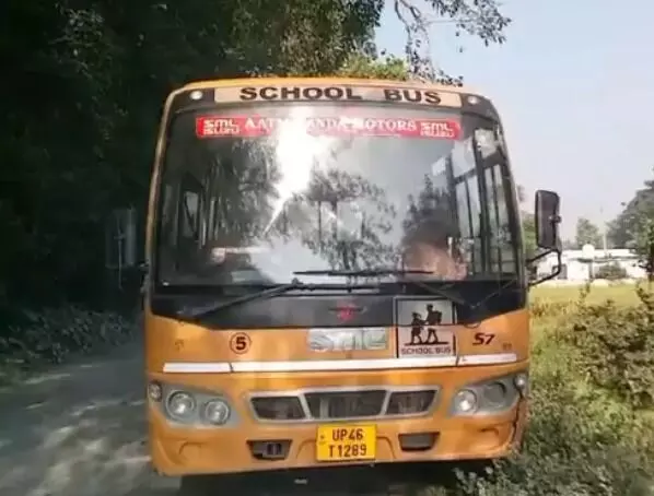 सड़क किनारे बैठे मासूम को स्कूल बस में रौंदा मौके पर मौत ड्राइवर फरार सड़क किनारे बैठे मासूम को स्कूल बस में रौंदा मौके पर मौत ड्राइवर फरार