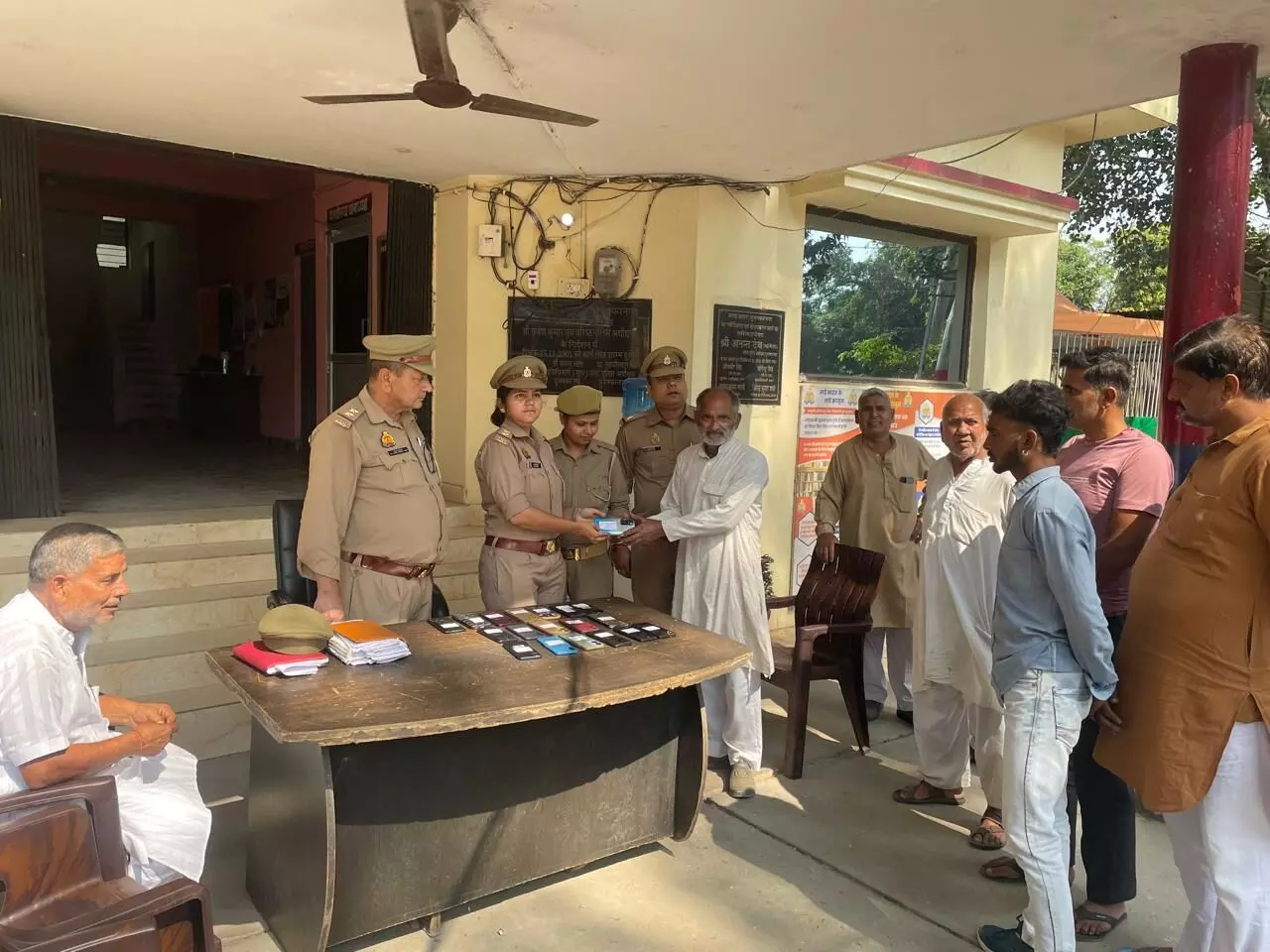 पुलिस ने दीपावली की खुशी को दोगुना किया-खोये मोबाइल पाकर खिले चेहरे