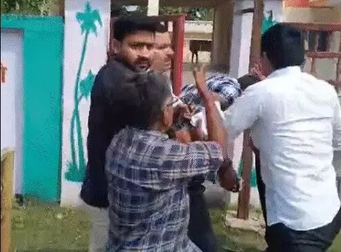 रिश्वत लेते पकड़ा गया कांस्टेबल गेट खोलकर भागा- थप्पड़ मार.... रिश्वत लेते पकड़ा गया कांस्टेबल गेट खोलकर भागा- थप्पड़ मार....