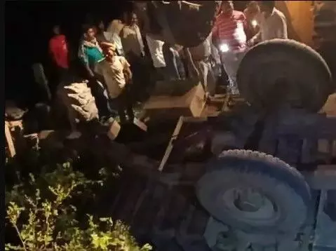 प्लांट से लौटते समय हादसा- तेज रफ्तार ट्रैक्टर पलटा-2 मजदूरों की मौत प्लांट से लौटते समय हादसा- तेज रफ्तार ट्रैक्टर पलटा-2 मजदूरों की मौत