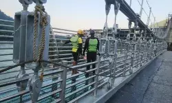 निर्माणाधीन लक्ष्मण झूला बजरंग सेतु से गंगा में गिरा युवक- दोस्तों.... निर्माणाधीन लक्ष्मण झूला बजरंग सेतु से गंगा में गिरा युवक- दोस्तों....