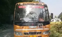 सड़क किनारे बैठे मासूम को स्कूल बस में रौंदा मौके पर मौत ड्राइवर फरार सड़क किनारे बैठे मासूम को स्कूल बस में रौंदा मौके पर मौत ड्राइवर फरार
