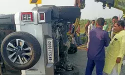 एक्सप्रेस वे पर डिवाइडर से टकराकर पलटी थार-आधा दर्जन लोग.. एक्सप्रेस वे पर डिवाइडर से टकराकर पलटी थार-आधा दर्जन लोग..