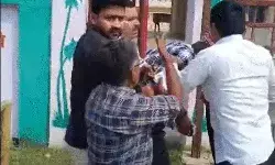 रिश्वत लेते पकड़ा गया कांस्टेबल गेट खोलकर भागा- थप्पड़ मार.... रिश्वत लेते पकड़ा गया कांस्टेबल गेट खोलकर भागा- थप्पड़ मार....