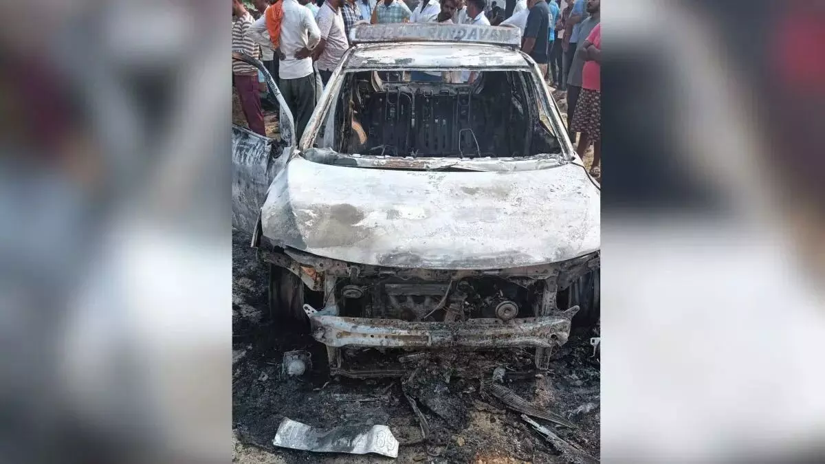 खेत पर गिरी बिजली लाइन, सीएनजी कार में आग से युवक की मौत खेत पर गिरी बिजली लाइन, सीएनजी कार में आग से युवक की मौत