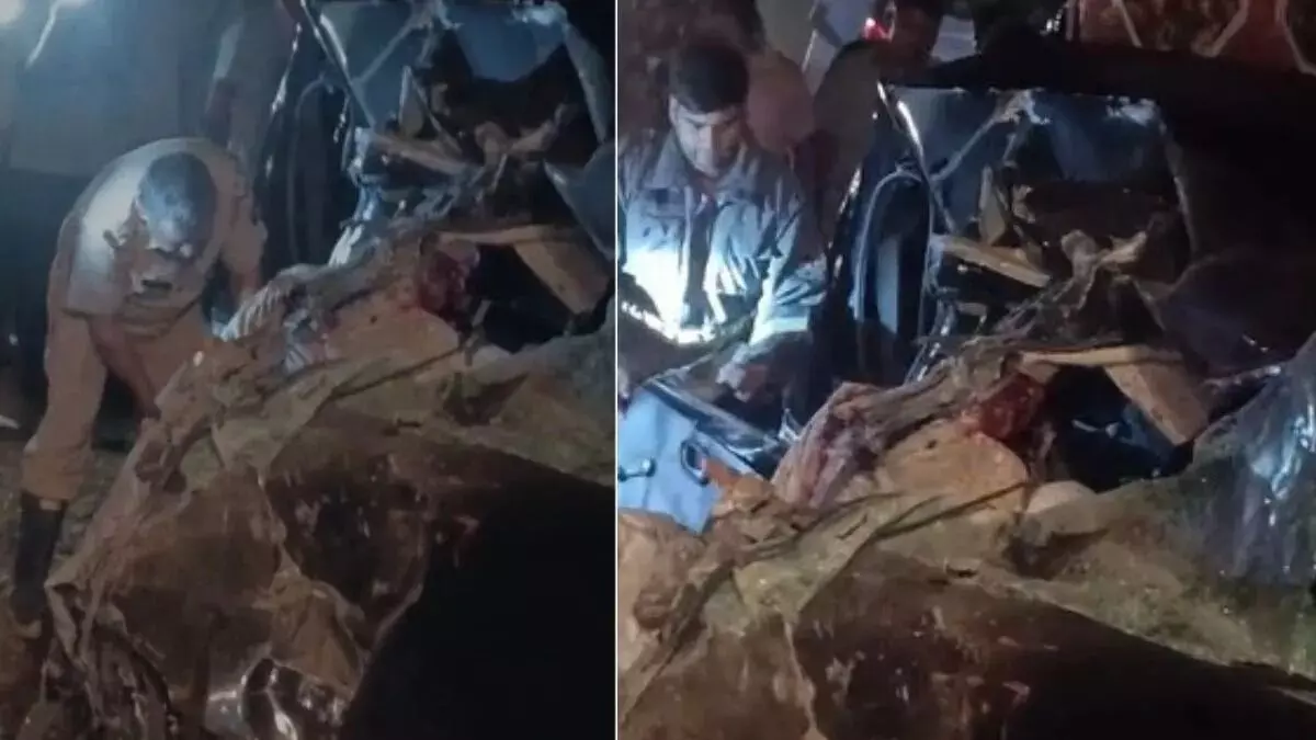 भीषण सड़क हादसा - इको वैन और बस की टक्कर में तीन की मौत भीषण सड़क हादसा - इको वैन और बस की टक्कर में तीन की मौत