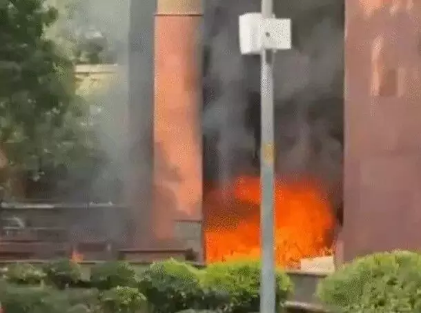 सांसदों के स्टाफ अपार्टमेंट में आग- दमकल की गाड़ियों ने लगाई दौड़ सांसदों के स्टाफ अपार्टमेंट में आग- दमकल की गाड़ियों ने लगाई दौड़