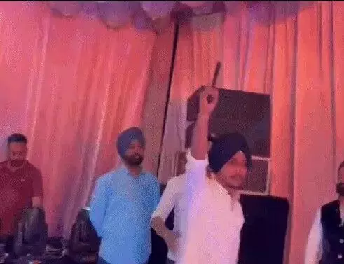 आप MLA के बेटे का दिवाली धूम धड़ाका- डांस फ्लोर पर फोड़ी गोलियां आप MLA के बेटे का दिवाली धूम धड़ाका- डांस फ्लोर पर फोड़ी गोलियां