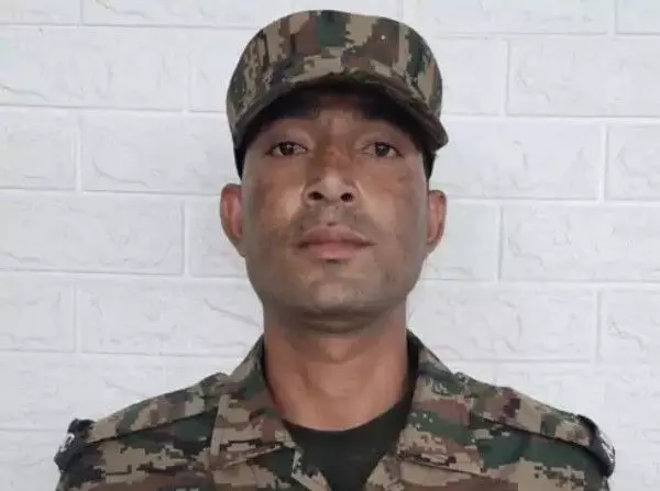 जीवनदाता बने इंडियन आर्मी के जवान ने ऐसे बचाई आठ माह के बच्चे की जान जीवनदाता बने इंडियन आर्मी के जवान ने ऐसे बचाई आठ माह के बच्चे की जान