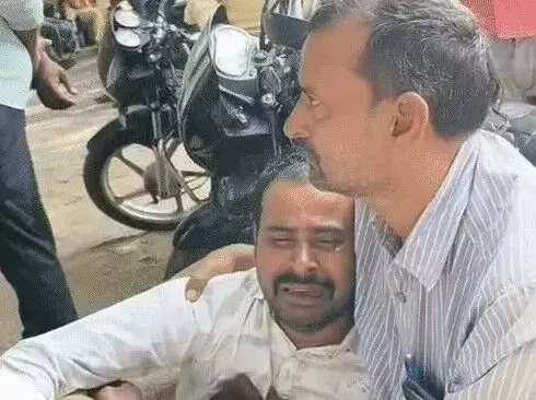 खड़े ट्रक में घुसी कार- चली गई मामा भांजे की जान-तीसरे की हालत अत्यंत.. खड़े ट्रक में घुसी कार- चली गई मामा भांजे की जान-तीसरे की हालत अत्यंत..