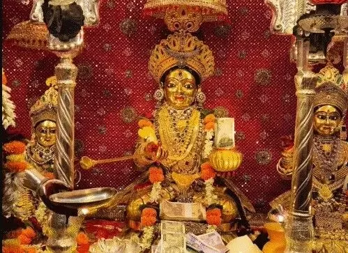 मां अन्नपूर्णा के दर्शन को लगी श्रद्धालुओं की कतार- 2 किलोमीटर लंबी.. मां अन्नपूर्णा के दर्शन को लगी श्रद्धालुओं की कतार- 2 किलोमीटर लंबी..