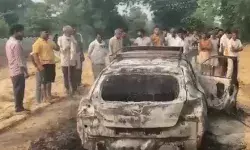 टूट कर गिरा हाईटेंशन करंट का तार-कार में लगी आग में युवक जिंदा जलकर खाक टूट कर गिरा हाईटेंशन करंट का तार-कार में लगी आग में युवक जिंदा जलकर खाक