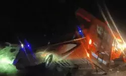 बेकाबू हुई तेज रफ्तार बस पलटी-2 बच्चों की मौत- एक का सिर धड़ से अलग