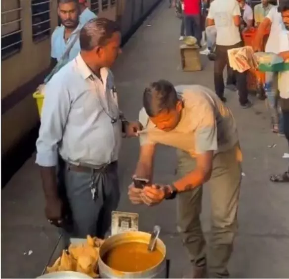पेमेंट फेल पर स्टेशन पर समोसे वाले ने यात्री को घसीटा - लाइसेंस रद्द पेमेंट फेल पर स्टेशन पर समोसे वाले ने यात्री को घसीटा - लाइसेंस रद्द