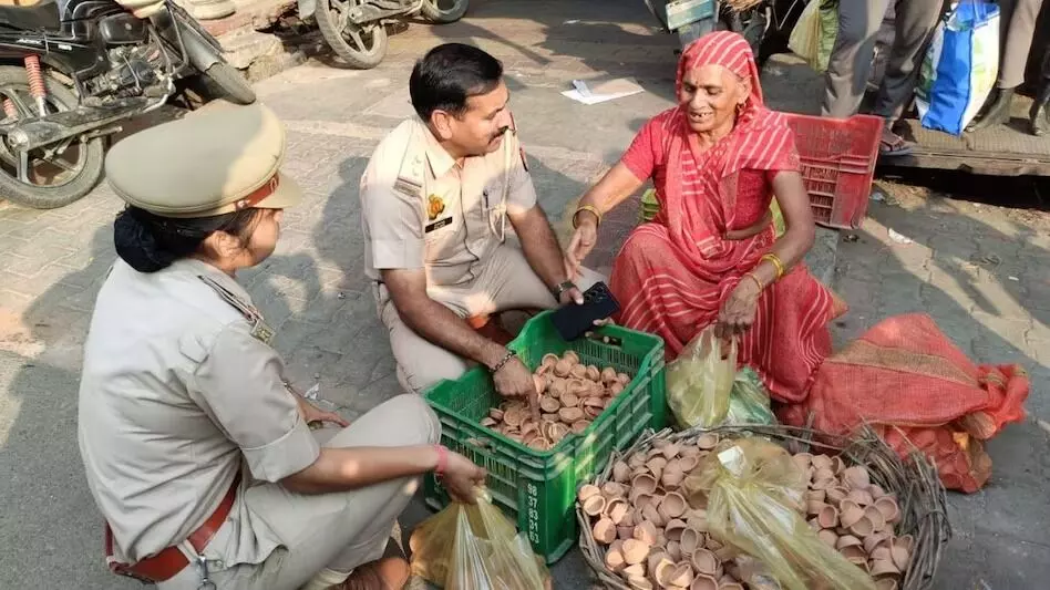 पुलिस का दिवाली गिफ्ट - इंस्पेक्टर ने खरीदे बुजुर्ग अम्मा के सभी दीये पुलिस का दिवाली गिफ्ट - इंस्पेक्टर ने खरीदे बुजुर्ग अम्मा के सभी दीये