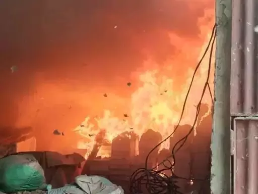 गोदाम में लगी भयंकर आग- लाखों का नुकसान- ऐसे पाया काबू गोदाम में लगी भयंकर आग- लाखों का नुकसान- ऐसे पाया काबू