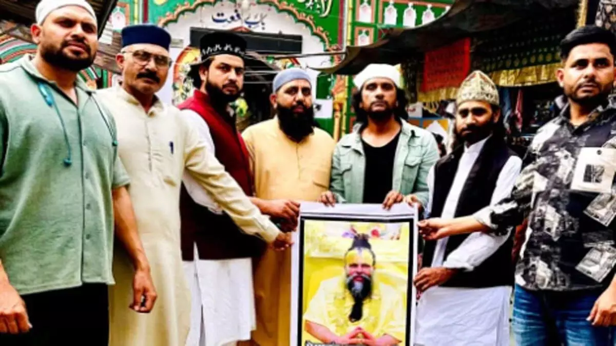 प्रेमानंद महाराज की सलामती के लिए हिंदू-मुस्लिम एक साथ कर रहे दुआ प्रेमानंद महाराज की सलामती के लिए हिंदू-मुस्लिम एक साथ कर रहे दुआ