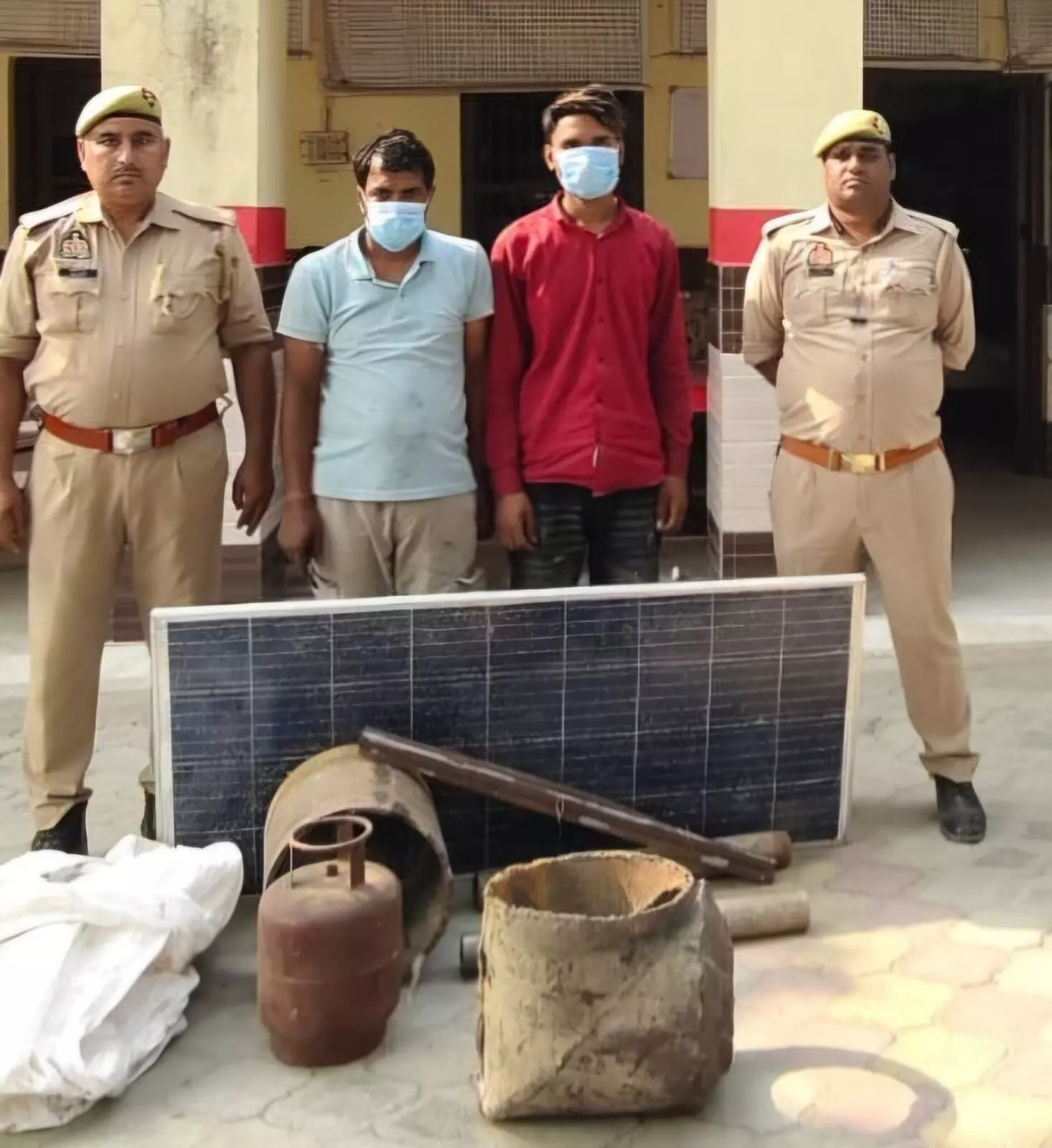 चोरी की घटना का खुलासा कर दबोचे दो आरोपी- चोरी का सामान बरामद चोरी की घटना का खुलासा कर दबोचे दो आरोपी- चोरी का सामान बरामद