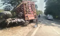 दीवाली मनाने जा रहे मजदूरों की सड़क हादसे में दर्दनाक मौत दीवाली मनाने जा रहे मजदूरों की सड़क हादसे में दर्दनाक मौत