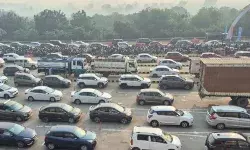 दीपावली पर घर लौट रहे लोगों की भीड़- जेवर टोल पर जाम के हालात दीपावली पर घर लौट रहे लोगों की भीड़- जेवर टोल पर जाम के हालात